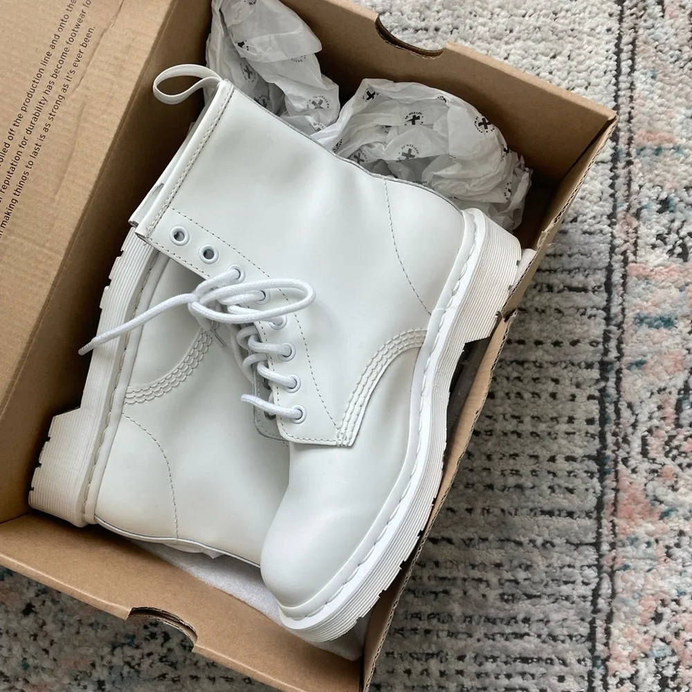 ✨SOLD✨ DOC MARTENS 1460 monochrome WHITE EDITION NEW - Picture 2 of 4